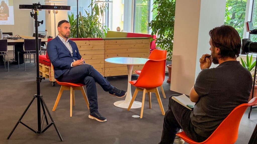 Une photographie de Nicolas Roeschli répondant à une interview pour l'émission Mise au point